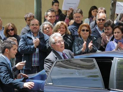 Un grupo de funcionarios de la Audiencia Nacional aplaude al juez Baltasar Garzón tras ser inhabilitado en 2009.