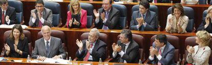 El diputado del PP José Ignacio Echeverría (abajo-3i), es aplaudido por los diputados tras ser proclamado esta mañana presidente de la Asamblea de Madrid, en la sesión constitutiva de la IX legislatura.