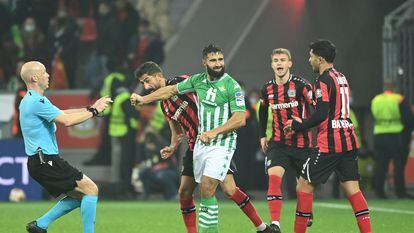 Fekir golpea a Demirbay antes de ver la roja en la goleada del Leverkusen al Betis.