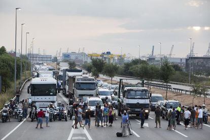 Corte de la ronda Litoral por parte de trabajadores de Nissan en 2009. 