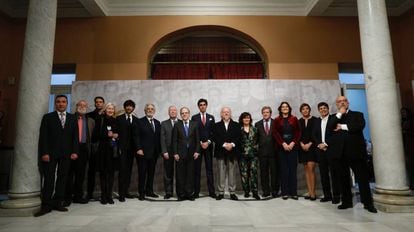 Foto de familia en homenaje a la generación del 27, este miércoles en el Ateneo de Sevilla.