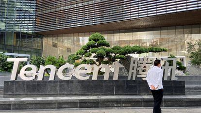 Un hombre camina frente a la sede de Tencent en Shenzhen, provincia de Guangdong (China), en septiembre del 2022.