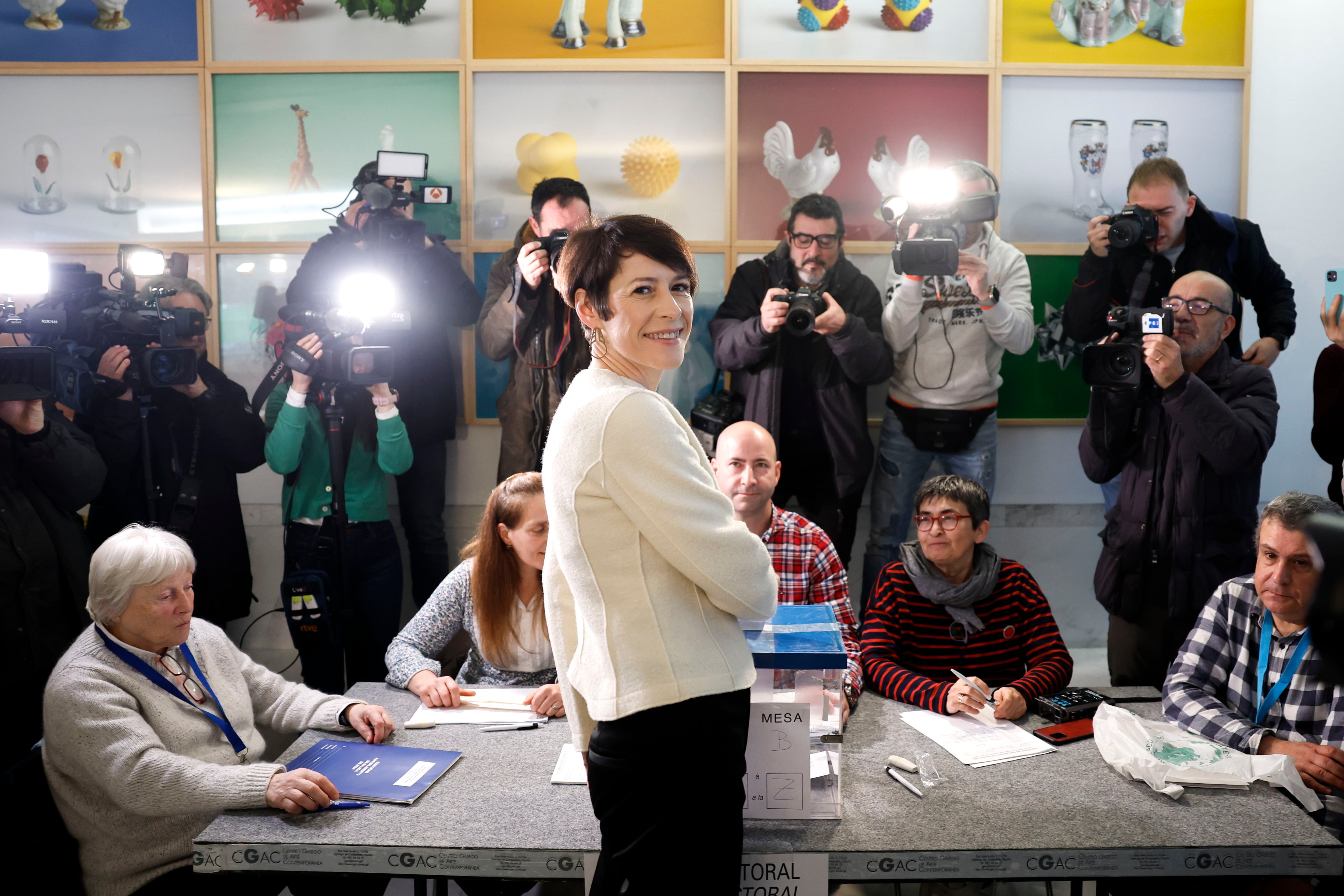 La candidata del BNG a la presidencia de la Xunta, Ana Pontón, ejerce su derecho a voto en un colegio electoral en Santiago de Compostela.