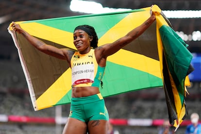 La jamaicana Elaine Thompson-Herah celebra su oro olímpico en la final de 200 metros lisos de los Juegos Olímpicos 2020 disputada este martes 3 de agosto en Tokio.