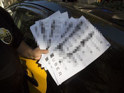 La asociaci&oacute;n de taxistas &Eacute;lite de Barcelona muestra su &lsquo;censo&rsquo; de conductores de Uber.