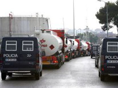 Camiones escoltados por la Policia Nacional en Tarragona en 2008 por la huelga convocada entonces por los transportistas.
