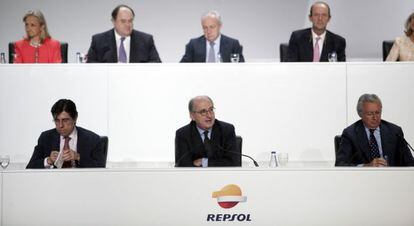 Imagen de la junta de accionistas de Repsol celebrada en mayo. Abajo en el centro, Antonio Brufau, presidente de la petrolera