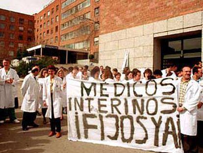 Huelga de médicos interinos en el hospital Clínico de Madrid en marzo pasado.