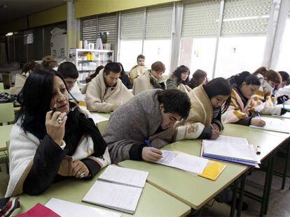 Asistentes a una clase en el Instituto de Enseñanza Secundaria de Las Musas se abrigan para combatir el frío dentro de las aulas.