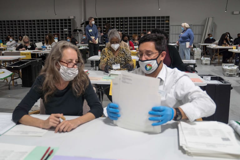 Trabajadores electorales de Georgia, durante el recuento de votos esta semana en Atlanta.