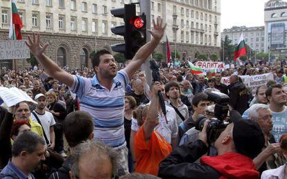 Unos 5.000 manifestantes se concentran ante la sede del Gobierno hoy en Sofía.