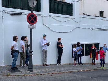 Un grupo de personas que ha estado presente en el escrache en el domicilio de José Luis Ábalos, en Madrid, este lunes.
