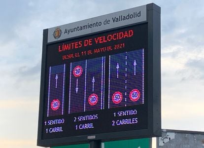 Panel informativo en la ciudad de Valladolid sobre las nuevas limitaciones de velocidad.
