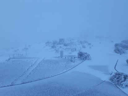 El centro de investigación atmosférica de la Aemet en Izaña (Tenerife), nevado este viernes.