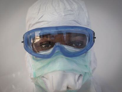 Personal sanitario en el centro de tratamiento de ébola en Kerry Town, Sierra Leona.