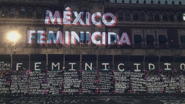 Una proyección en la fachada del Palacio Nacional de México en señal de protesta por el cerco del edificio ante el 8 de marzo.