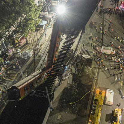 La estructura se desplomó sobre los vehículos que circulaban en la avenida Tláhuac a su paso por el puente, según las imágenes de las cámaras de seguridad públicas, el llamado C5, que captaron el momento del derrumbe. En imágen,vista aérea del colapso de los vagones del metro en la Ciudad de México.