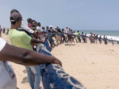 La sociedad de Togo saca los plásticos de sus aguas