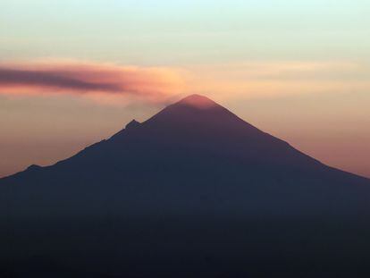 El volcán Popocatépetl durante el amanecer del 27 de febrero de 2022.