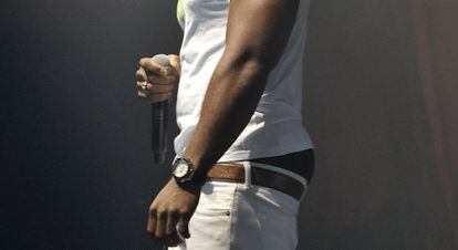 El cantante estadounidense Karris con sus pantalones bajos ineficazmente sujetos por un cintur&oacute;n de Gucci. 