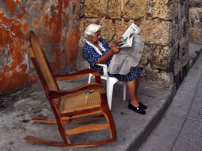 Una mujer lee el periódico en Cartagena (Colombia), en una imagen de archivo.