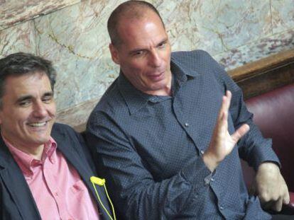 Yanis Varoufakis conversa con su sucesor, Euclides Tsakalotos, conversa con su predecesor en el cargo en el Parlamento griego el pasado jueves.