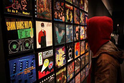 Un visitante de la exposición 'Ídolos del pop'.