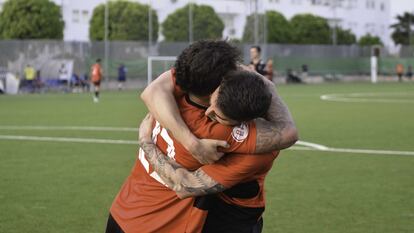 Dos jugadores del Gerena se abrazan celebrando un gol esta temporada.