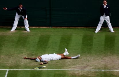 El tenista australiano venció al chileno Cristian Garín en tres sets y se clasificó para las semifinales de Wimbledon por primera vez en su carrera. En la imagen, Nick Kyrgios tras ganar el partido, el día 6 de julio.