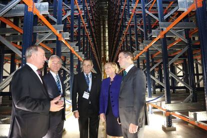 Víctor Grífols (centre) a la nova planta de la divisió Bioscience a Dublín.