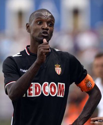 Abidal, en un partido de pretemporada con el Mónaco.