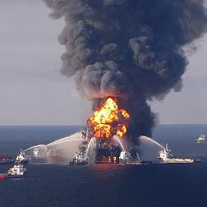 La plataforma petrolera de BP ardiendo en el golfo de México.