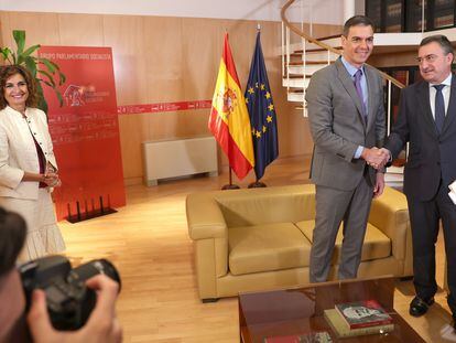 María Jesús Montero, Pedro Sánchez y Aitor Esteban, el lunes en un momento de su encuentro en el Congreso.