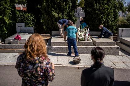Entierro de un hombre fallecido por covid-19, en el cementerio de La Almudena de Madrid en septiembre.