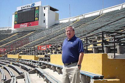 El académico Felipe Agüero, en la actualidad, en el Estadio Nacional de Chile, donde fue torturado en 1973.