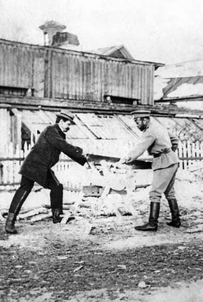 Nicolás II corta madera con Pierre Gilliard durante el cautiverio en Tobolsk, en 1918.