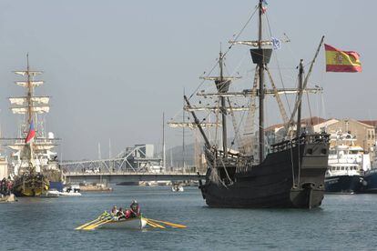 Una réplica de la nao 'Victoria', en la que dio la vuelta al mundo Elcano, entrando en el puerto de Sete (Francia), en 2016.