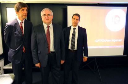El director general de Kristau Eskola, Mikel Ormazabal (en el centro), con sus adjuntos Alfonso Tejedor (derecha) y Agustín Eizagirre.