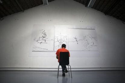 El artista portugués Jose Ribeiro, que vive en el pabellón psiquiátrico del hospital lisboeta de Julio de Matos, posa frente a una de sus obras.