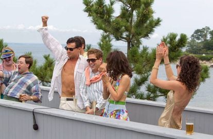 Escena de una de las excesivas fiestas protagonizadas por DiCaprio en 'El lobo de Wall Street', basadas en la vida de Jordan Belfort.