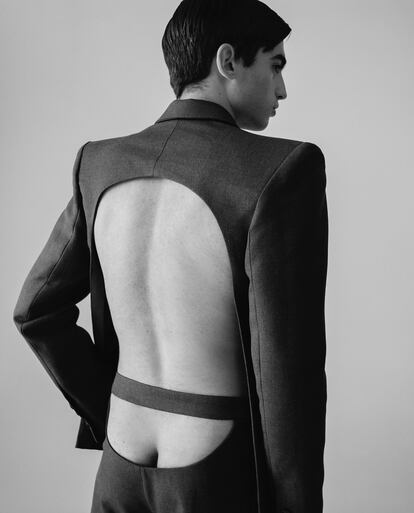 El modelo Benjamín Carvajal lleva un conjunto de la colección 'Tiburón' de primavera/verano 22 de Palomo Spain. La inspiración mezcla ejecutivos y alucinógenos con la habitual carga erótica del imaginario Palomo. Este traje aparentemente clásico y con sugerentes aperturas en la chaqueta y el pantalón, lo confirma.