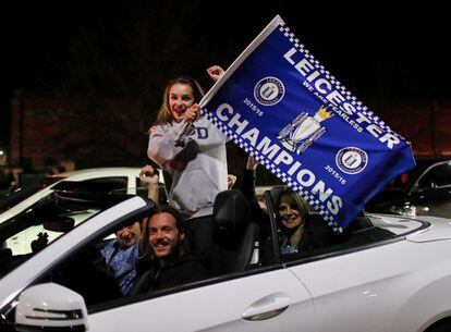 Seguidores del Leicester City celebran fuera del estadio King Power el título de la Premier League en Leicester, Gran Bretaña.