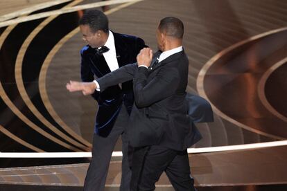 The moment of Will Smith's hit on Chris Rock.