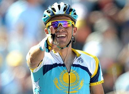 Contador, con gesto de felicidad, tras cruzar la meta de la decimoquinta etapa del Tour.