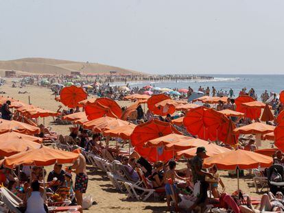 Turistas en la playa de Maspalomas (Gran Canaria)