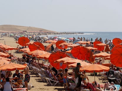 Turistas en la playa de Maspalomas (Gran Canaria)