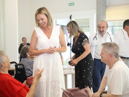 Fabiola García, conselleira de Política Social, durante una visita a una residencia de mayores de A Estrada el pasado julio, en una imagen difundida por la Xunta.