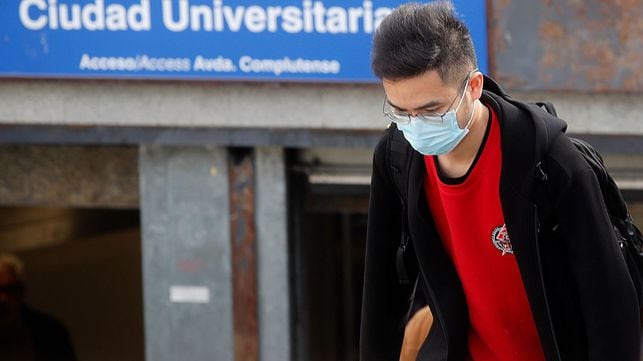 Un joven con mascarilla en el acceso a la estación de metro de Ciudad Universitaria, en Madrid.