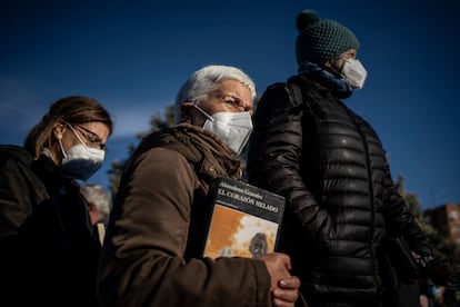 Una mujer sujeta un libro de Almudena Grandes, durante el entierro de la escritora, el 29 de noviembre en Madrid.
