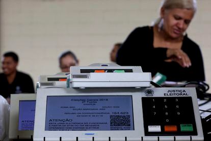 Sellado de las máquinas de votación electrónica previstas para ser utilizadas en la segunda vuelta de las elecciones brasileñas de 2018.
